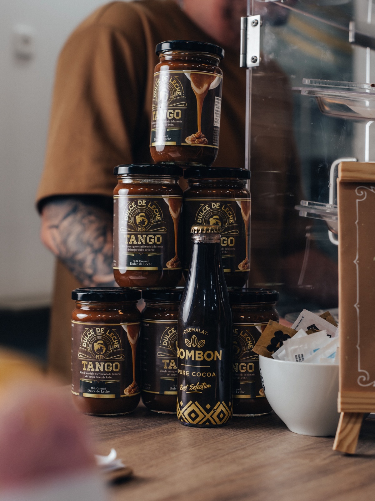 Tarros de dulce de leche argentino en la barra